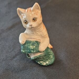 Vintage Royal Doulton Ceramic Cat Figurine " New Toy Slippers"